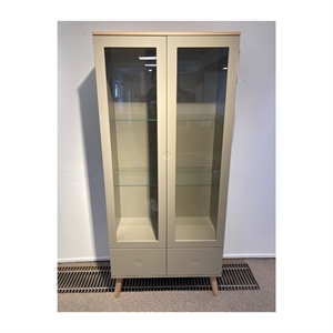 Outlet - Tenzo DOT vitrineskab - Sage/fineret - Mål: 175 x 79 x 43 cm.